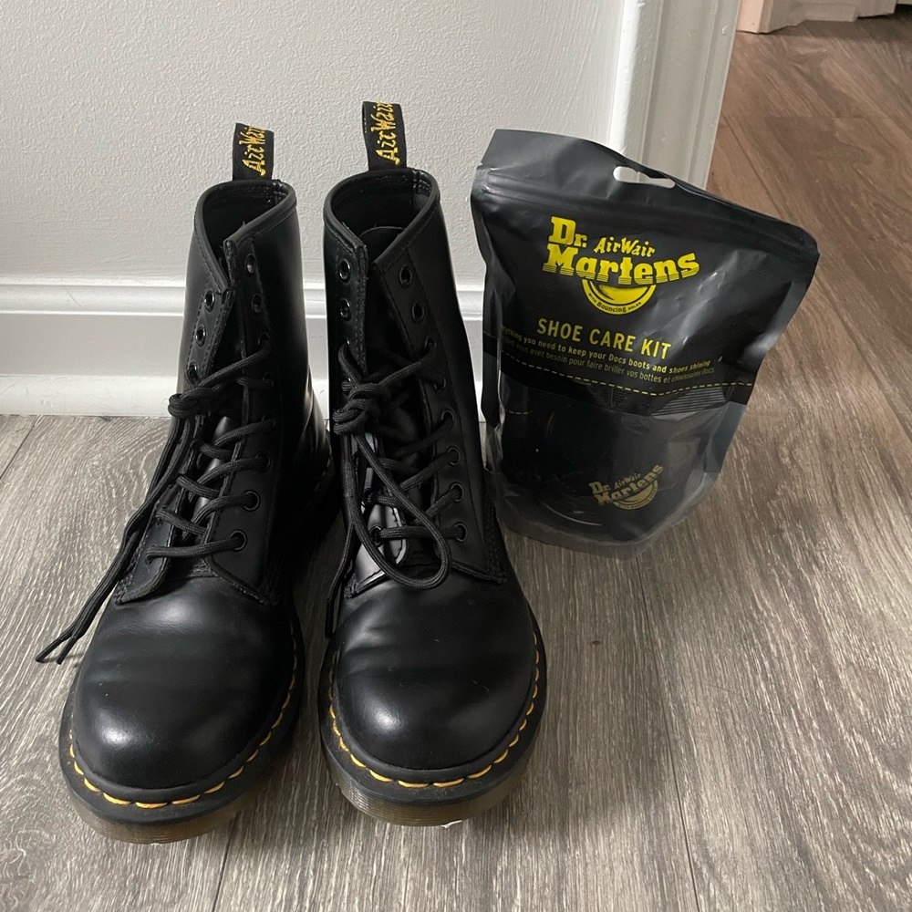 1460 Women’s Smooth Leather Lace Up Boots PLUS Cleaning Kit